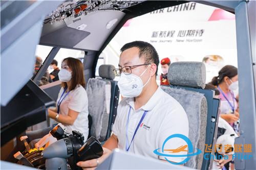 飛行模擬器成“爆款”！國航亮相2022中國國際旅游交易會-8905