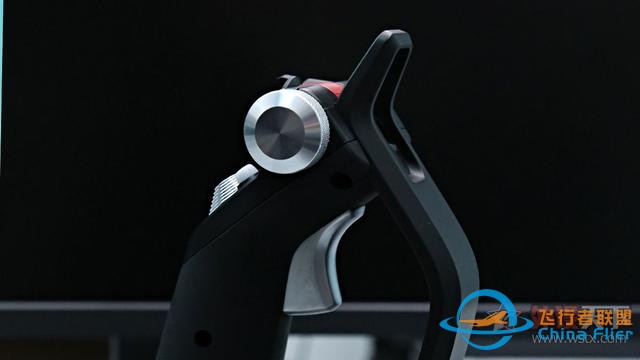 想開飛機嗎？羅技這款飛行模擬搖桿讓你在家就當飛行員-4408