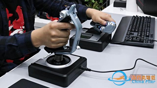 想開飛機嗎？羅技這款飛行模擬搖桿讓你在家就當飛行員-2393