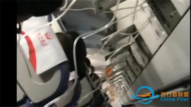川航3U8633風擋玻璃脫落 乘客用手機視頻曝更多細節內容 快看-5420