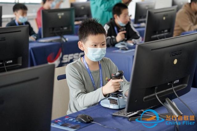 大大區別于傳統體育，坐在電腦前“沖上云霄”，模擬飛行圓了孩子們的航天夢-2281