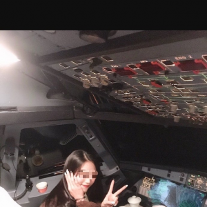 女網紅進處于正常飛行狀態客機駕駛艙喝茶 身份特殊就該有“特權”?