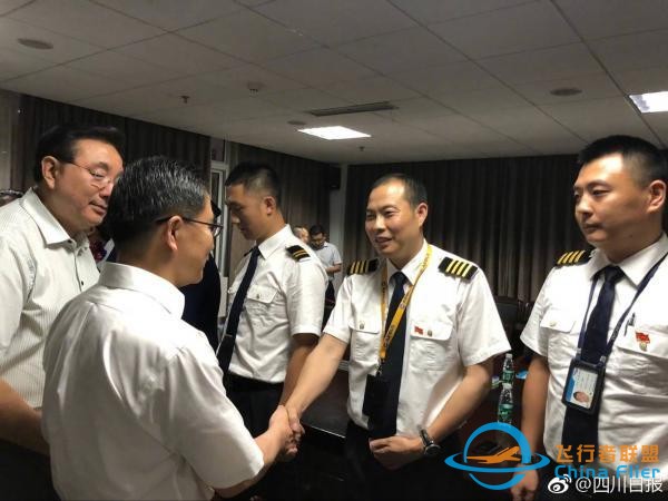 川航備降親歷者：飛機瞬間下降第一反應抱緊女朋友 擔心“粉身碎骨”-5620