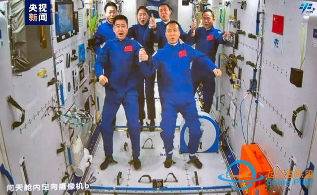神十五與神十四太空會師，6名航天員如何吃上熱飯？-3703