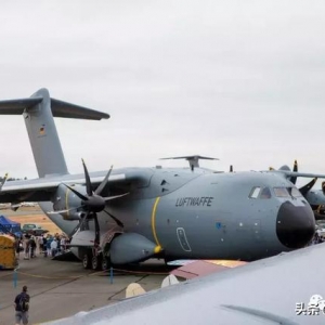 與空中加油飛機A400M近距離接觸