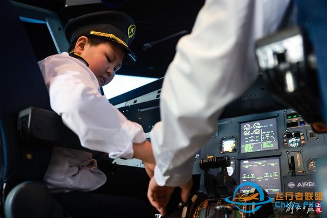 全國助殘日：聽障孩子走進航空運動基地體驗模擬飛行-4545