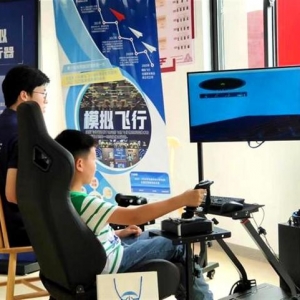武漢硚口區常鑫社區：模擬飛行體驗活動進社區，啟發孩子航空航天夢
