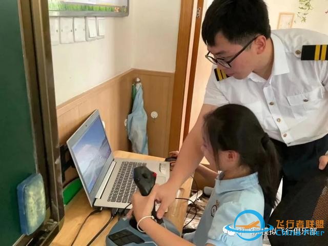 “雛鷹乘風起，天高任我飛”——模擬飛行航空志愿服務團進校園-9932