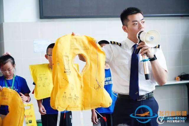 迫降逃生、模擬飛行，科技雛鷹當上小小機長-4045