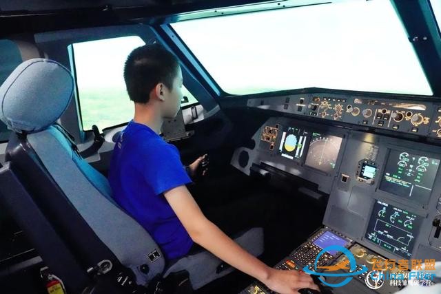迫降逃生、模擬飛行，科技雛鷹當上小小機長-5233