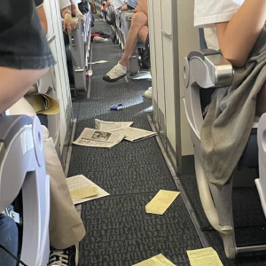 航班遇晴空顛簸，乘客和空姐“被甩到頂”，資深機長：和飛行技術無關，旅客要系好安全帶