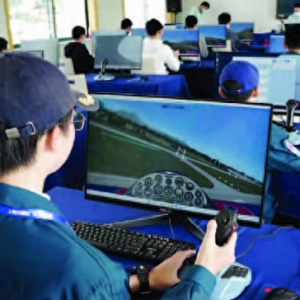 坐在電腦前“沖上云霄”
