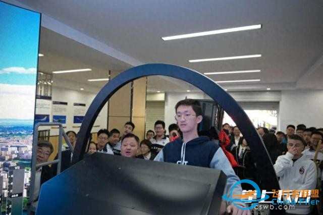 可實(shí)現(xiàn)全球沉浸式模擬飛行，校友捐贈(zèng)長(zhǎng)郡中學(xué)模擬飛行體驗(yàn)館啟用-3351