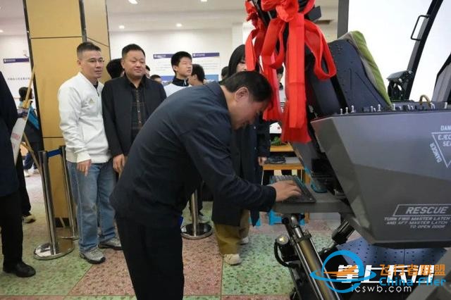 可實(shí)現(xiàn)全球沉浸式模擬飛行，校友捐贈(zèng)長(zhǎng)郡中學(xué)模擬飛行體驗(yàn)館啟用-3562