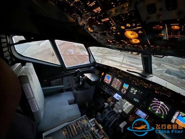 未來之鷹航空向河南沁陽懷府恐龍園交付波音737駕駛艙復原項目-6801